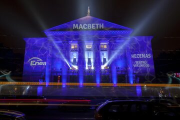 Iluminacja na budynku Teatru Wielkiego w Poznaniu z okazji premiery "Macbetha" Giuseppe Verdiego w 2016 r.
