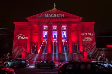 Iluminacja na budynku Teatru Wielkiego w Poznaniu z okazji premiery "Macbetha" Giuseppe Verdiego w 2016 r.