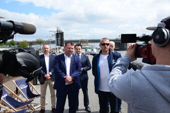 Łódź napędzana energią słoneczną zawitała do Szczecina w ramach projektu badawczego (2)