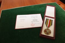 Brązowy Medal Wojska Polskiego przyznany brytyjskiemu podoficerowi (3).jpg