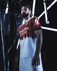 22AW_PR_TS_Football_AC-Milan-Nemen_Giroud_0603_4x5_1080x1350.jpg