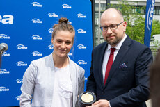 Natalia Partyka przekazała wylicytowany przez Fundację Enea złoty medal paraolimpijski (1).jpg