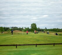 W Sobieniach Królewskich Golf & Country Clubie już po raz czwarty odbył się turniej golfa PB Cup organizowany przez „Puls Biznesu”. Wspaniała sceneria nie rozpraszała uwagi zawodników, rywalizacja była zacięta