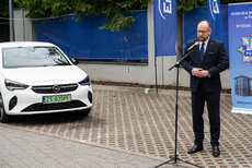 Nowoczesne samochody elektryczne od Fundacji Enea trafią do Policji (4).jpg