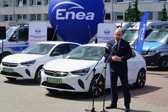 Policja w Tucholi i Strzelnie otrzymała od Fundacji Enea dwa samochody elektryczne (4) fot. Policja