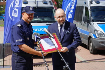 Policja w Tucholi i Strzelnie otrzymała od Fundacji Enea dwa samochody elektryczne (5) fot. Policja