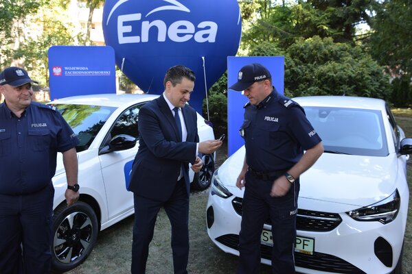Policja w Wałczu i Gryfinie otrzymała od Fundacji Enea dwa samochody elektryczne   (1)