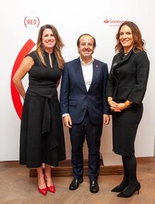 Zdjęcie z konferencji prasowej przedstawiające trzy osoby. Od lewej: Jennifer Lotito, President and COO of (RED), Víctor Matarranz, global head of Santander Wealth Management & Insurance oraz Samantha Ricciardi, CEO of Santander Asset Management.