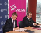 Umowę podpisują wiceprezes TAURON PE Krzysztof Zawadzki oraz rektor UE w Katowicach Leszek Żabiński.JPG