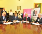 Umowę podpisują (od lewej) wiceprezes TPE S. Tokarski, prezes TPE D. Lubera oraz rektor AGH, prof. T. Słomka i  prorektor AGH prof. T. Szmuc.jpg