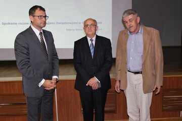 Zasłużony dla Grupy Enea. Stoją od lewej: K.Zamasz, prezes Enei, B.Klepas i P.Adamski, szef zakładowej Solidarności