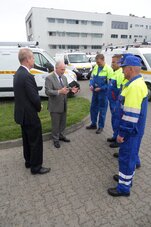 Piotr Florek, wojewoda wielkopolski oraz Michał Jarczyński, prezes Enei Operator przekazują pracownikom posterunków energetycznych kluczyki do nowych samochodów