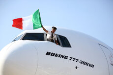 Emirates-777-300ER-arrives-into-Bologna-Airport-for-the-first-time.jpg