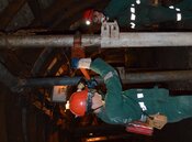Młodzi adepci górnictwa w trakcie szkolenia.jpg