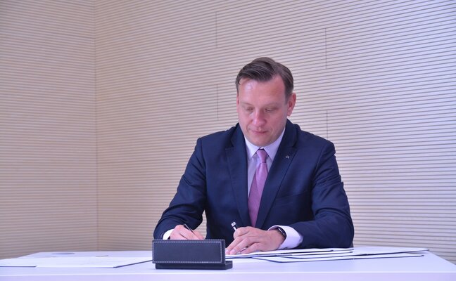 Remigiusz Nowakowski prezes zarządu TAURON Polska Energia podpisuje list intencyjny.JPG