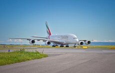 Emirates-A380-taxis-at-Vienna-airport.jpg