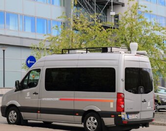 Prototypy radiowe 5G firmy Ericsson utrzymują połączenie mobilne z urządzeniem znajdującym się w poruszającej się ciężarówce, osiągając przepustowość powyżej 7 Gbps 