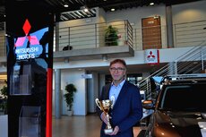 Prezes Auto GT Adam Tuszyński ze statuetką Grand Prix za najlepsze stoisko Warsaw Moto Show 2016.JPG