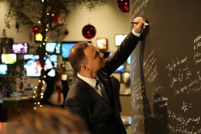 Podpis prezydenta podpis na pamiątkowej ścianie, uwieczniającej najważniejsze osobistości odwiedzające Ericsson Studio. 