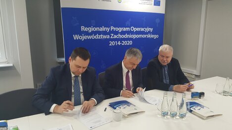 Od lewej: Marcin Lemański i Roman Pionkowski z Energa Wytwarzanie oraz Konstanty Oświęcimski z WFOŚ