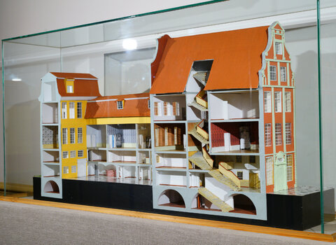 Zdjęcie przedstawia makietę ukazującą przekrój i poszczególne piętra kamienicy Uphagenów. Salony,  kuchnię, sypialnie oraz piwnicę. 