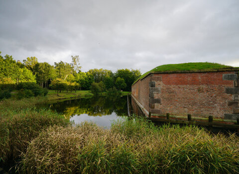 Zdjęcie przedstawia jeden z bastionów Twierdzy widoczny od strony otaczającego ją kanału wodnego. 