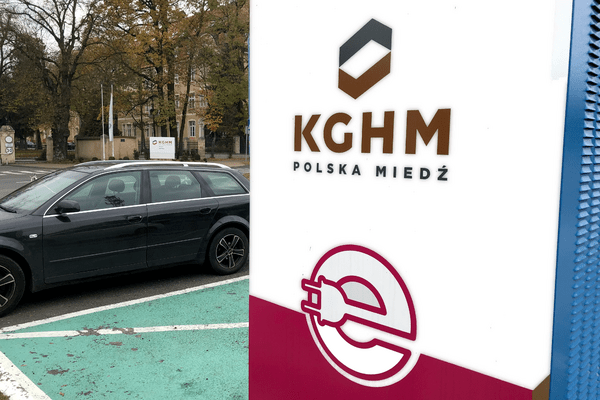 puntos de carga para vehículos eléctricos en la sede de KGHM en Lubin