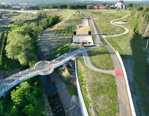 Ponad 2 km, czyli większość wybudowanej 3,5 km drogi została poprowadzona w tunelach, z których najdłuższy ma ponad 700 metrów i jest zlokalizowany pomiędzy Sanktuarium Jana Pawła II a Sanktuarium Bożego Miłosierdzia. Ponadto powstały nowe węzły drogowe, ekrany akustyczne, mosty, kładki, chodniki. Zmieniono też bieg koryta rzeki Wilgi oraz przebieg pobliskiej linii kolejowej Kraków-Skawina. Wzdłuż całej inwestycji zbudowano ścieżki rowerowe, a od ulicy Turowicza do Zakopiańskiej nową linię tramwajową. Nad tunelami, w okolicy ulicy Zbrojarzy, utworzono tereny rekreacyjne, m.in. skatepark, boiska i place zabaw.