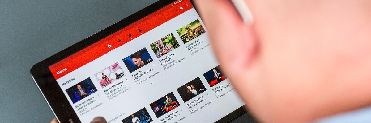 “Dla Pieniędzy” oraz “Historia bez cenzury”. Co łączy ich z Netią?