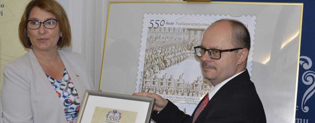 Poczta Polska wprowadziła znaczek na jubileusz Parlamentu