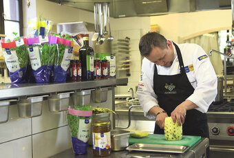 "Triki szefa kuchni" - jak przygotować ananasa?