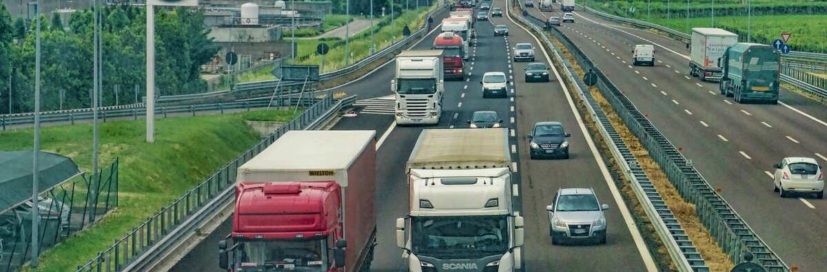 highway-3392100_1920.jpg