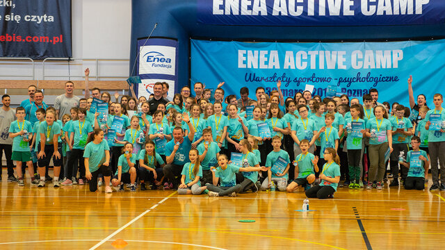 Pracownicy Grupy Enea „wybiegali” złotówki na organizację obozu sportowego dla 120 dzieci (1).jpg