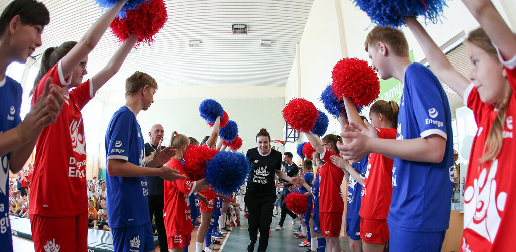 Pokaz pasji i energii. Uczniowie z Żelkowa na Pomorzu ramię w ramię z gwiazdami sportu!