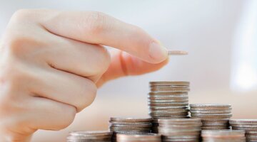Otrzymanie lepszej stawki na koncie oszczędnościowym wiąże się zwykle z uczestnictwem w promocji i spełnieniem dodatkowych warunków. Klient, który na to przystanie, może zarobić do 4,00 proc. rocznie. Decydując się na konto bez „gwiazdek”, należy się przygotować na znacznie niższy zysk. Najlepsze konto tego typu oferuje 2,22 proc. w skali roku.