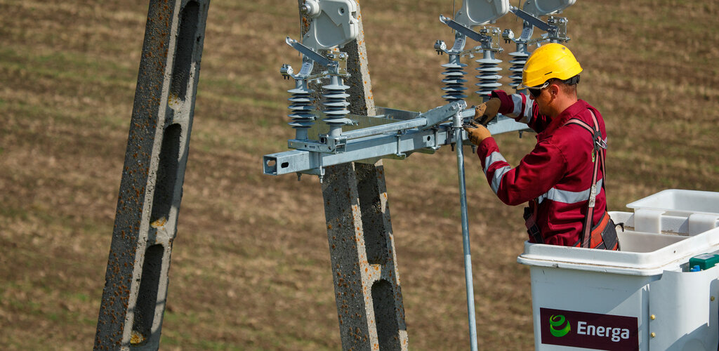 Skutki Przerwania Dostaw Energii Elektrycznej Do Urządzeń O Kluczowym Znaczeniu Pracownicy Energi Operatora dbają o bezpieczeństwo dostaw energii