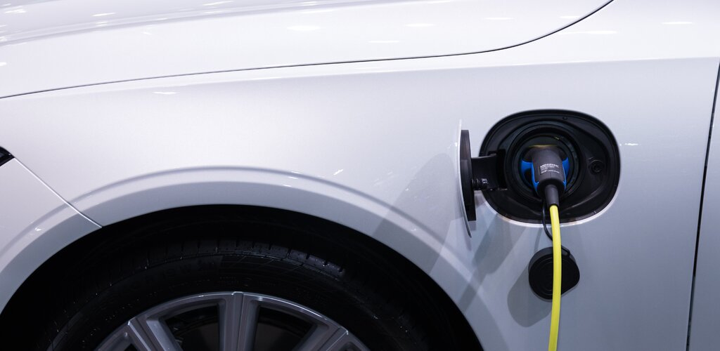 Energa poszerzy sieć ładowania pojazdów elektrycznych o oświetlenie uliczne