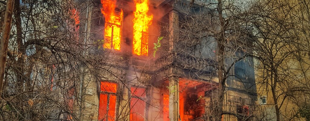 Pożary częściej wybuchają w domach niż mieszkaniach