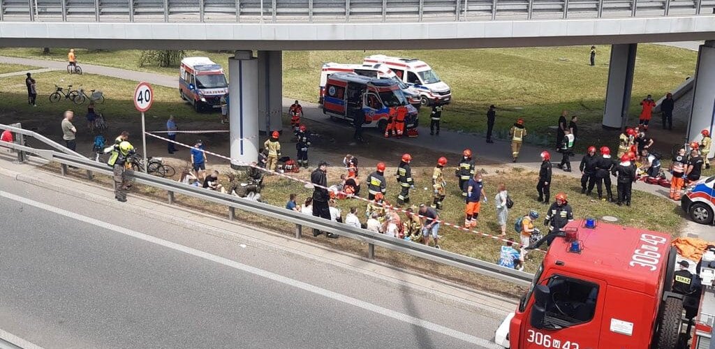 Ratownicy medyczni WOT pomagali w wypadku autobusu w Warszawie