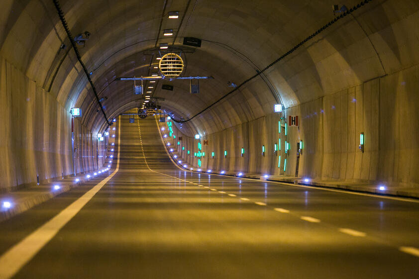 Na zdjęci widoczne są dwie jezdnie tunelu, przedzielone przerywaną linią. Na ścianach tunelu palą się zielone światełka.