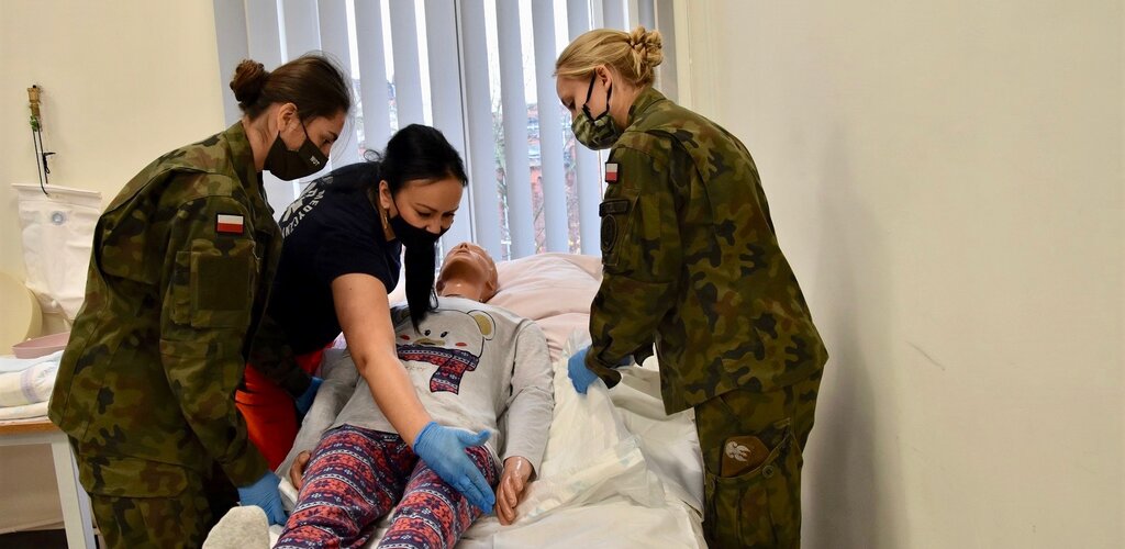 Toruńskie Centrum Szkolenia WOT szkoli żołnierzy w opiece nad leżącymi pacjentami