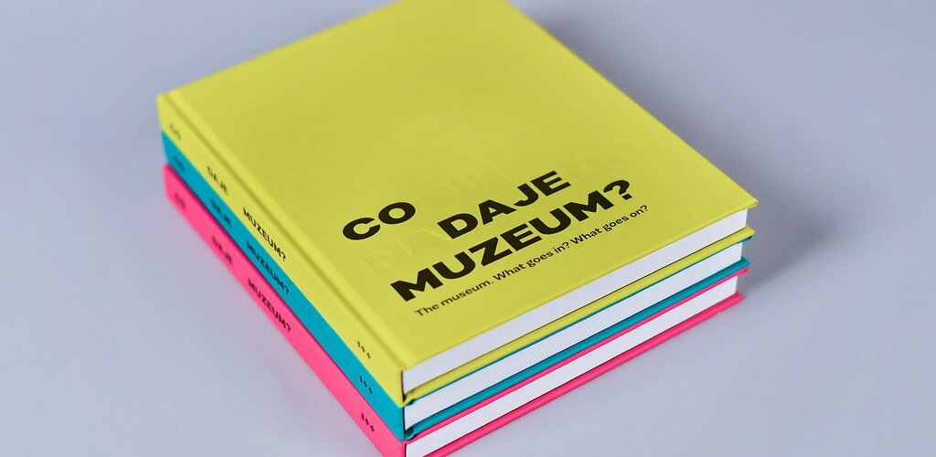 Na zdjęciu trzy książki ułożone jedna na drugiej. Na okładce napis "Co daje Muzeum?"