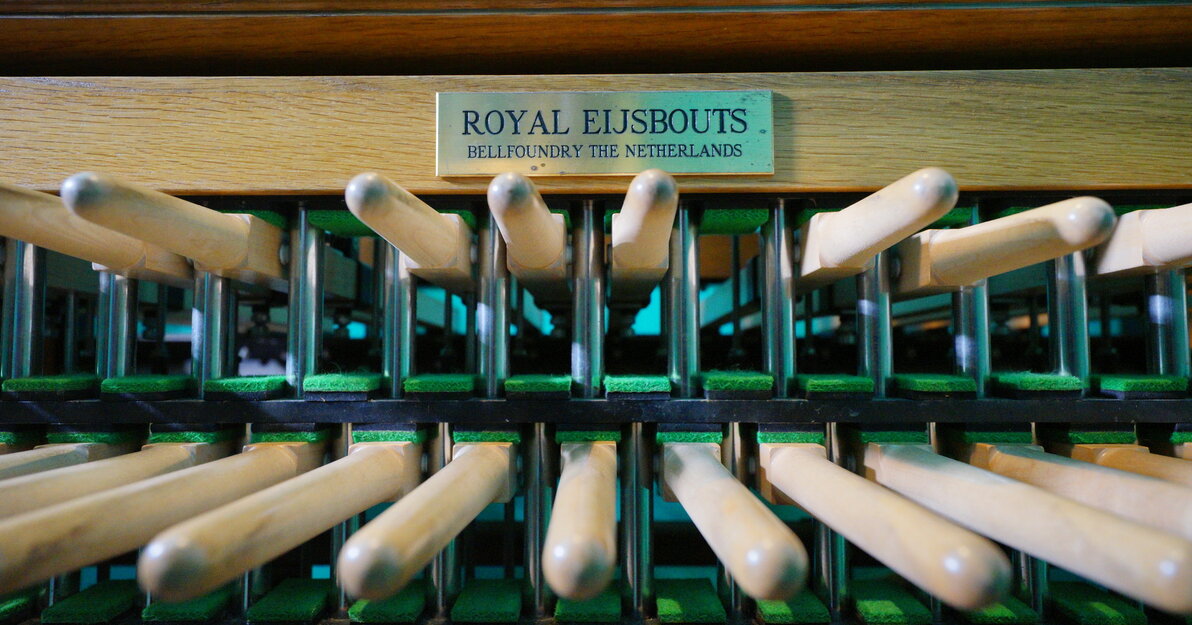 Zdjęcie przedstawia drewniane podłużne paliki, klawiaturę, na których można wybijać się melodię dzwonów. 