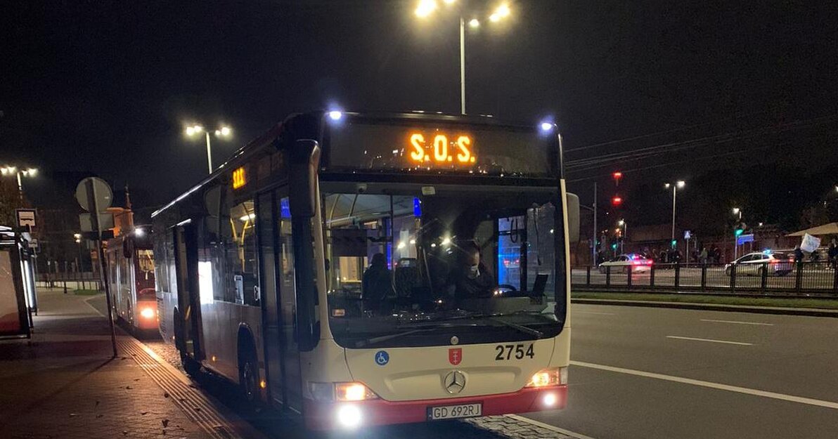 Na zdjęciu autobus z podświetlonym napisem SOS, w czasie jednego z postojów w Gdańsku. Fot. Sławomir Kunkel z Towarzystwa Przystań