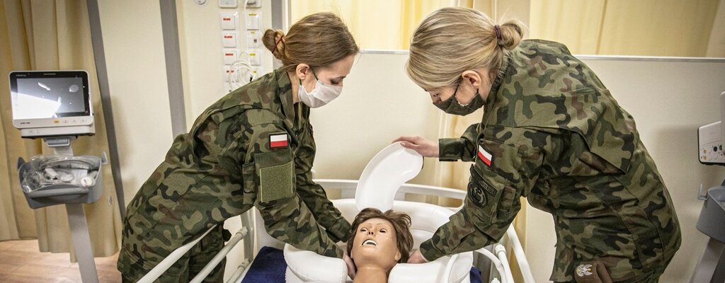 Toruńskie Centrum Szkolenia WOT uczy Terytorialsów opieki nad pacjentem w Szpitalu Tymczasowym w Ciechocinku