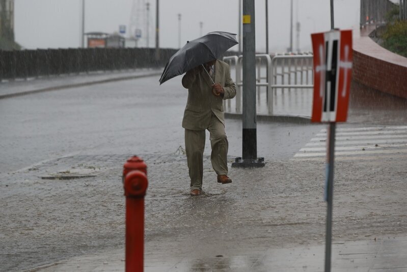 Czlowiek z parasolem w czasie intensywnych opadów deszczu  Fot  Grzegorz Mehring