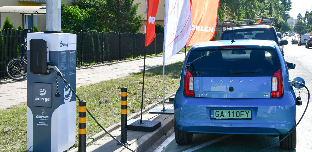 Energa udostępnia kierowcom innowacyjne ładowanie pojazdów na słupach oświetleniowych w Gdyni