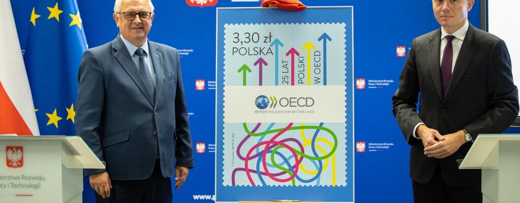 Poczta Polska we współpracy z MRiT wyemitowała znaczek z okazji 25. rocznicy obecności Polski w OECD