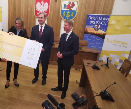 Przekazanie symbolicznej darowizny rodzinie z Brus przez Budimex