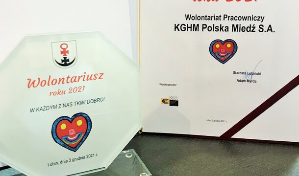 KGHM employees with the award of Volunteer of the Year 2021